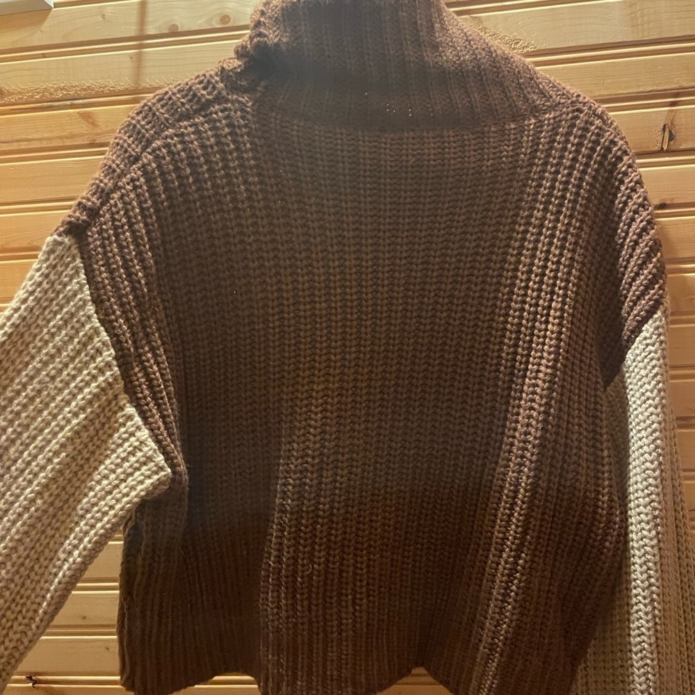 Women’s two colored Crop Sweater. Size Large. - Picture 3 of 4